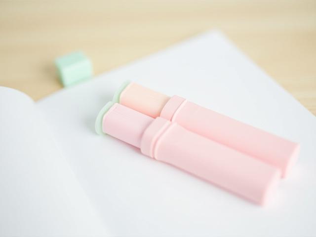 Set di evidenziatori a punta morbida in colori pastello su un tavolo di legno